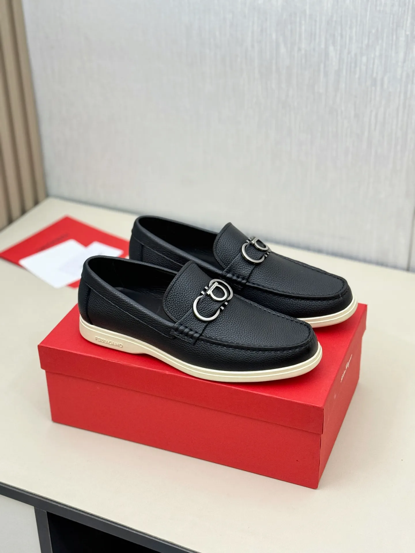 [Ferragamo] P: 580💰 Number of yards: 38~44 (45 orders are non-returnable) Ferragam's new men's driving shoes, the fabric is made of imported cowhide, with visible texture, heavy industrial stitching, dyed calfskin inside, standard logo cowhide feet, big-name experience, soft and comfortable on the feet, a men's favorite, special non-slip and wear-resistant rubber soles, easy to handle various occasions, with original box packaging!